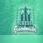 Logo med teksten Chess Grandmaster og sjakkbrikker mot en grønn murveggbakgrunn, ved siden av en antikk stol