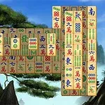 Fargerike mahjong-brikker er stablet i et mønster med en naturskjønn bakgrunn av trær og fjell