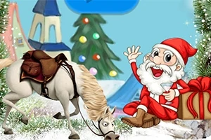 Julenisse som sitter ved siden av en hest og en sekk med gaver, med et snødekket landskap, et juletre og hus i bakgrunnen