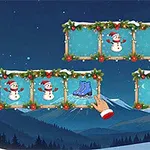 Snødekte fjell i bakgrunnen, med tre rektangulære vinduer dekorert med juletema, snømenn og skøyter, og en hånd peker på midtre panel