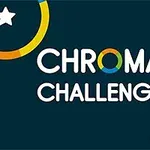 Tekst CHROMA CHALLENGE med fargede sirkler og stjerner på mørk bakgrunn