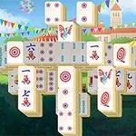 Et puslespill av mahjong-brikker med ulike symboler er plassert foran en fargerik festlig bakgrunn med vimpler og bygninger