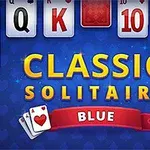Tekst med ordene Classic Solitaire Blue over et blått bakgrunn med spillekort øverst