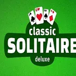 Grønn bakgrunn med tekst som sier classic SOLITAIRE deluxe og fire spillkort øverst