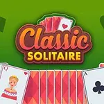 Et fargerikt kortspilldesign med teksten Classic Solitaire på en grønn bakgrunn, omgitt av spillekort