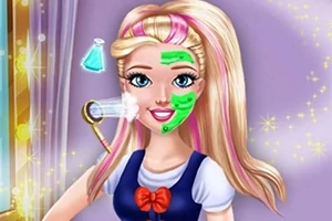 En blond kvinne med rosa striper har ansiktsmaske og blir gitt en ansiktsbehandling i en lys setting