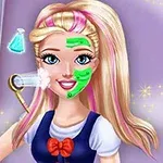 En blond kvinne med rosa striper har ansiktsmaske og blir gitt en ansiktsbehandling i en lys setting