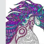 Fargerik illustrasjon av en hest med intrikate mønstre og geometriske former i lilla, blå og turkise nyanser