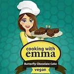 En kvinne med kokkelue holder en tallerken med sjokoladeformede desserter foran en grønn bakgrunn, med teksten cooking with emma og Butterfly Chocolate Cake vegan i forgrunnen