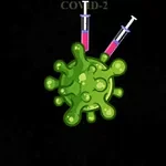 Bildet viser en illustrasjon av et grønt virus med to sprøyter som stikker ned i det, med teksten COVID-2 øverst mot en svart bakgrunn