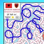 Forvirrende blå labyrintlignende sti over et rødt flettemønster med albanereferanser og flagg
