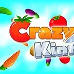 Tekst med ordene Crazy Knife omgitt av grønnsaker som tomat, sopp, gulrot og aubergine på en lyseblå bakgrunn