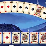 En bue av spillkort over et landskap med mørke skogkledde fjell og en nattehimmel i bakgrunnen