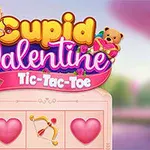 Teksten Cupid Valentine Tic-Tac-Toe med et bakgrunnsbilde av et amorbue og rosa hjerter, omringet av en amorfigur og en teddybjørn