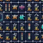 En rutenett av mahjong-brikker med kinesiske tegn og fargerike mønstre på mørk bakgrunn