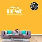 En stilfull stue med en moderne sofa i grått, fargerike puter, et salongbord, veggklokke, og en stilfull kvinnefigur foran en gul bakgrunn med teksten design my HOME