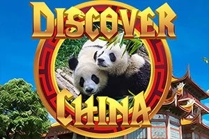 To pandaer ligger sammen omgitt av grønne blader, med teksten Discover China skrevet i gullbokstaver over dem