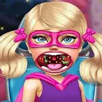 En ung jente med rosa maske og kappe har munnen åpen, og viser et illustrert problem i halsen