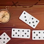 Domino-brikker og kompass på en brun bakgrunn