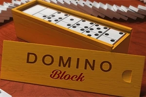 En trerekke inneholder dominobrikker med svarte prikker, med en tilhørende lokk merket DOMINO Block