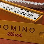 En trerekke inneholder dominobrikker med svarte prikker, med en tilhørende lokk merket DOMINO Block