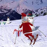 En julenisse på ski i snødekte fjell med flere snømenn og gavepakker i bakgrunnen