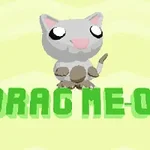 Grå animert katt med store øyne og grønn tekst DRAG ME-OW på gul bakgrunn