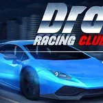 Blå sportsbil kjører foran skyskrapere med Drag Racing Club skrevet i stor tekst bak