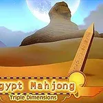 Pyramider og en sfinks i en egyptisk ørken med en obelisk i forgrunnen og måneoppgang i bakgrunnen