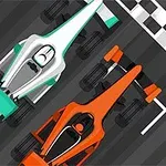 To formelbiler, en hvit og en oransje, står på startlinjen ved et sjakkmønster på en racerbane