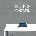 Et nettbrett ligger på et hvitt bord mot en grå bakgrunn med teksten Falling Gadgets ovenfor