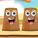 Tre brune, animerte kopper med store øyne og smilende fjes på en trebord-overflate