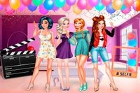 To søte Disney-prinsesser, Jasmine og Belle, er klare til å holde sin første