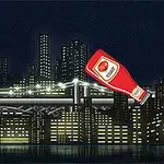 En stor ketchupflaske svever over en opplyst bysilhuett om natten