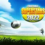 Fotballbane med en ball som flyr mot et mål, og en keeper som strekker seg etter den, med teksten Football Superstars 2022 mot en blå himmel