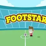 En tegneseriefigur i fotballdrakt står med en fotball midt på en grønn fotballbane, med teksten Footstar i store gule bokstaver over