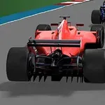 Røde, blå og svarte racingbiler på en asfaltert racerbane