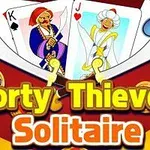To spillekort med figurer mot en bakgrunn av røde og gule elementer med dekorative mynter rundt, og teksten Forty Thieves Solitaire i fokus