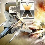 Et jagerfly i bevegelse med eksplosjoner i bakgrunnen og teksten FCX øverst