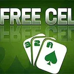 Grønn bakgrunn med teksten FREE CELL over tre spillkort med symbolene for kløver og nummer 3 og 2