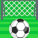 Fotball på en grønn fotballbane med et mål i bakgrunnen
