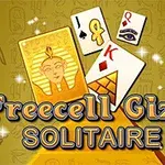 Kortspilldesign med egyptisk tema, inkludert hieroglyfer og spillekort, med teksten Freecell Giza Solitaire foran