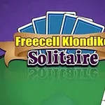 Kortspilltema med en banner som sier Freecell Klondike Solitaire over en grønnbordet bakgrunn, med kort synlige på siden