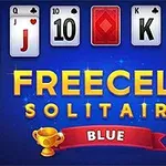 Kortspilllayout med synlige kort, teksten Freecell Solitaire Blue i sentrum, og et lite trofésymbol