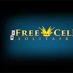 Logo med teksten FreeCell Solitaire i gult med en krone i midten, omgitt av spillekort på en blå bakgrunn