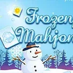 Snømann foran en vinterlig bakgrunn med snødekte trær, omgitt av mahjong-brikker med forskjellige motiver