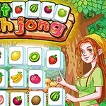Tegneserieaktig fruktmotiver med mahjong-brikker og en kvinne med langt hår i skogen