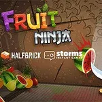 En tegneserieninja kutter vannmeloner med et sverd, omgitt av frukt og fargerik tekst