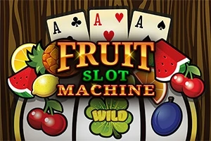 Tre spillekort med ess, frukt som vannmelon, kirsebær, sitron og ananas, samt teksten Fruit Slot Machine med et kløverblad merket wild i midten