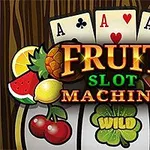 Tre spillekort med ess, frukt som vannmelon, kirsebær, sitron og ananas, samt teksten Fruit Slot Machine med et kløverblad merket wild i midten